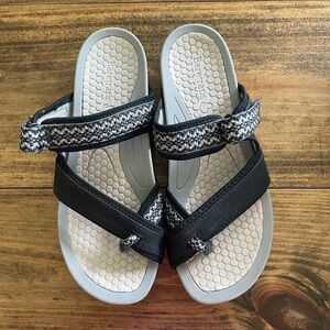 Bare Traps slip on Sandals